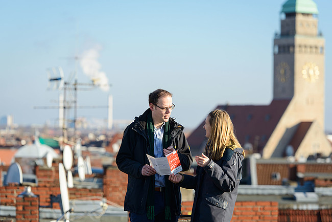 Neben der energetischen Einordnung einzelner Gebäude mit Hilfe des Heizspiegels, misst Heizspiegel-Botschafter Till Eichmann zudem laufend den Heizenergieverbrauch der Gebäude. Mit Tools wie dem Energiesparkonto kann er genau beobachten, welche Einsparungen mit einzelnen Maßnahmen erreicht wurden.