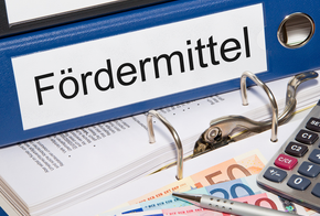 Fördermittel finden Aktenordner mit Aufschrift Fördermittel (KfW)